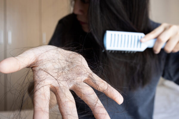 Stopper la chute des cheveux : quelles méthodes privilégier ?