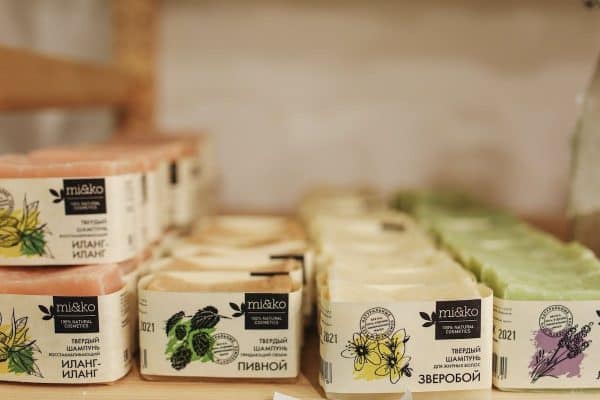 Produits cosmétiques naturels ou conventionnels : pesons le pour et le contre