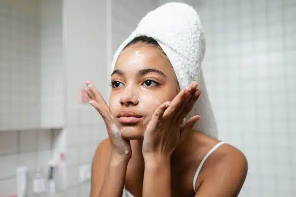 Adoptez la routine de soin du visage idéale pour une peau rayonnante en été