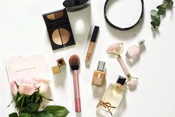 Les produits véganes pour une beauté éthique et saine : guide pour une routine naturelle incontournable
