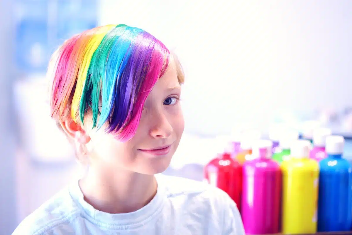 Soins essentiels pour revitaliser les cheveux abîmés et colorés : astuces et conseils