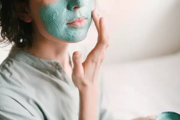 Découvrez les secrets d’une peau éclatante grâce à des astuces naturelles
