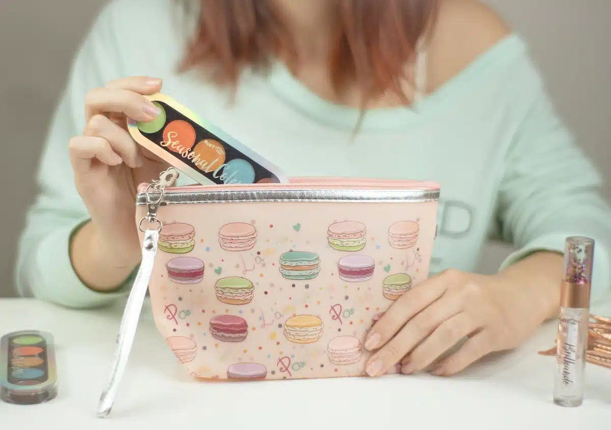 Les essentiels pour une trousse de maquillage simplifiée