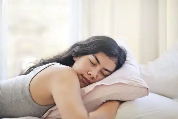 Les astuces pour un sommeil réparateur au service d’une peau éclatante et de cheveux en pleine santé