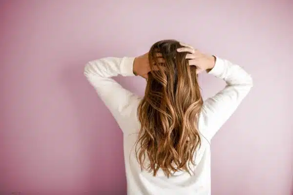 Soins capillaires pour des cheveux secs et abîmés : conseils essentiels à connaître