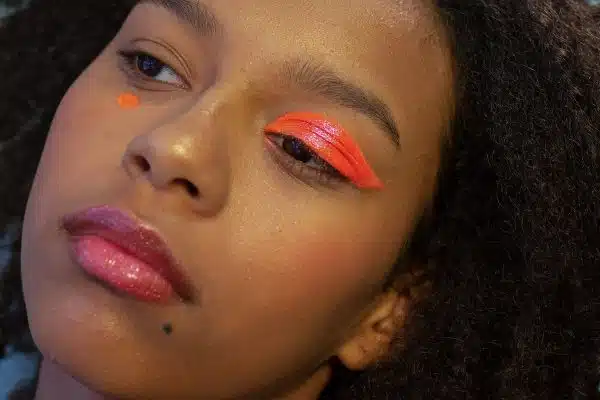 Les couleurs et techniques à adopter pour un look maquillage tendance cette saison