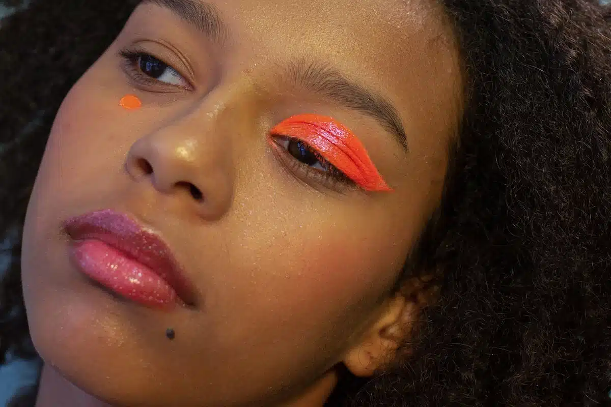 Les couleurs et techniques à adopter pour un look maquillage tendance cette saison