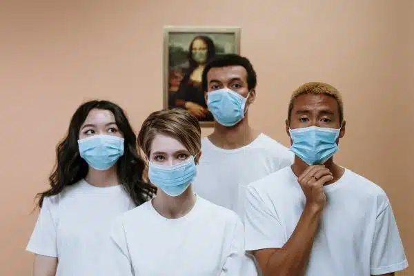 Prendre soin de sa peau avec un masque : les gestes indispensables à adopter