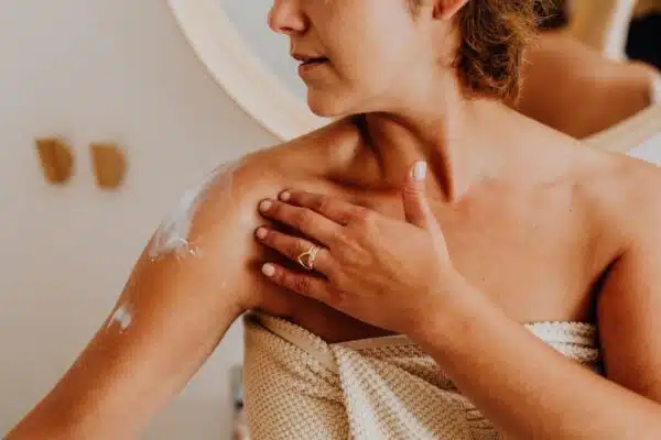 Conseils pour avoir une peau douce et hydratée au quotidien : les secrets des soins du corps à adopter