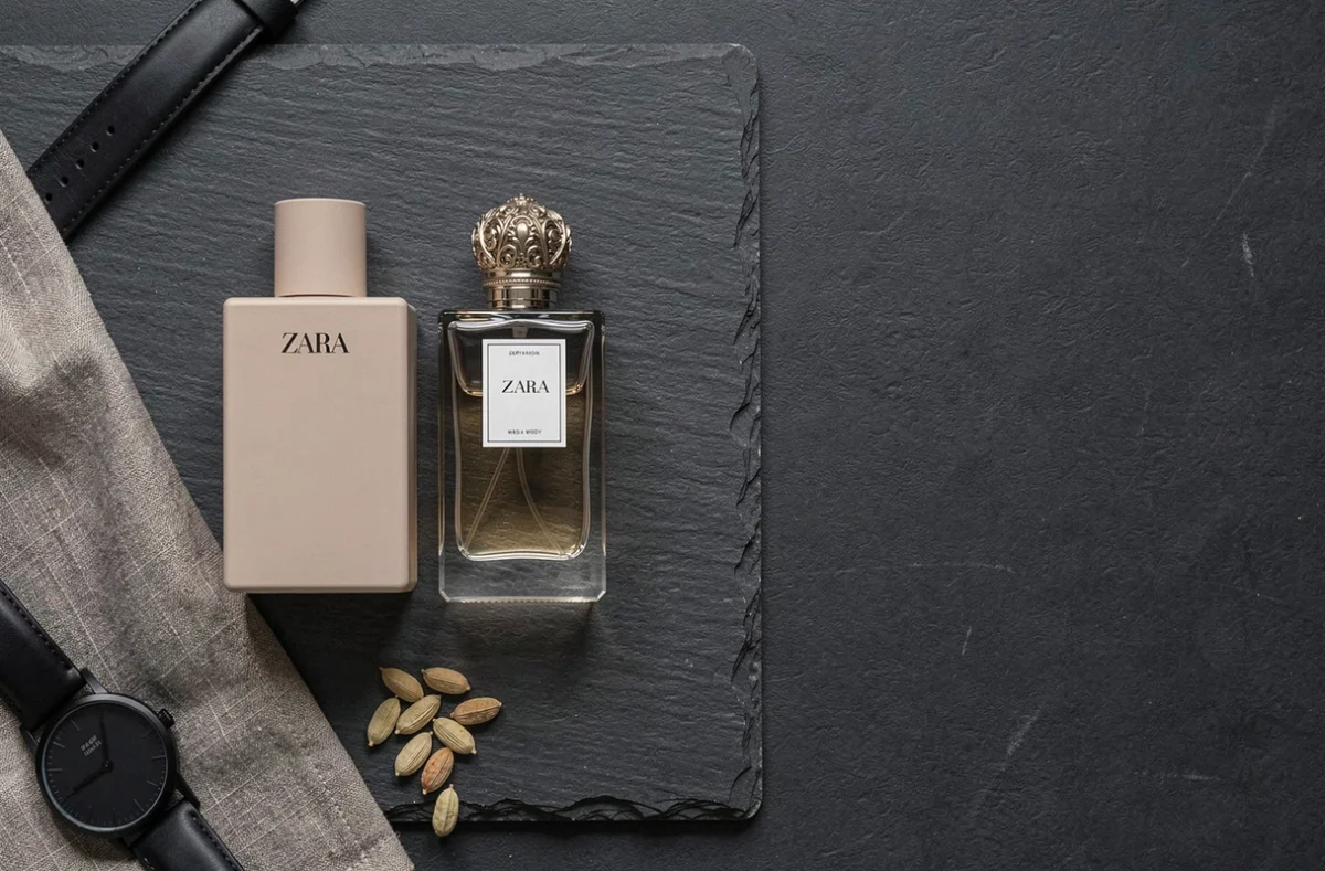Flat lay minimaliste de deux flacons de parfum homme Zara dupe et grande marque sur ardoise sombre