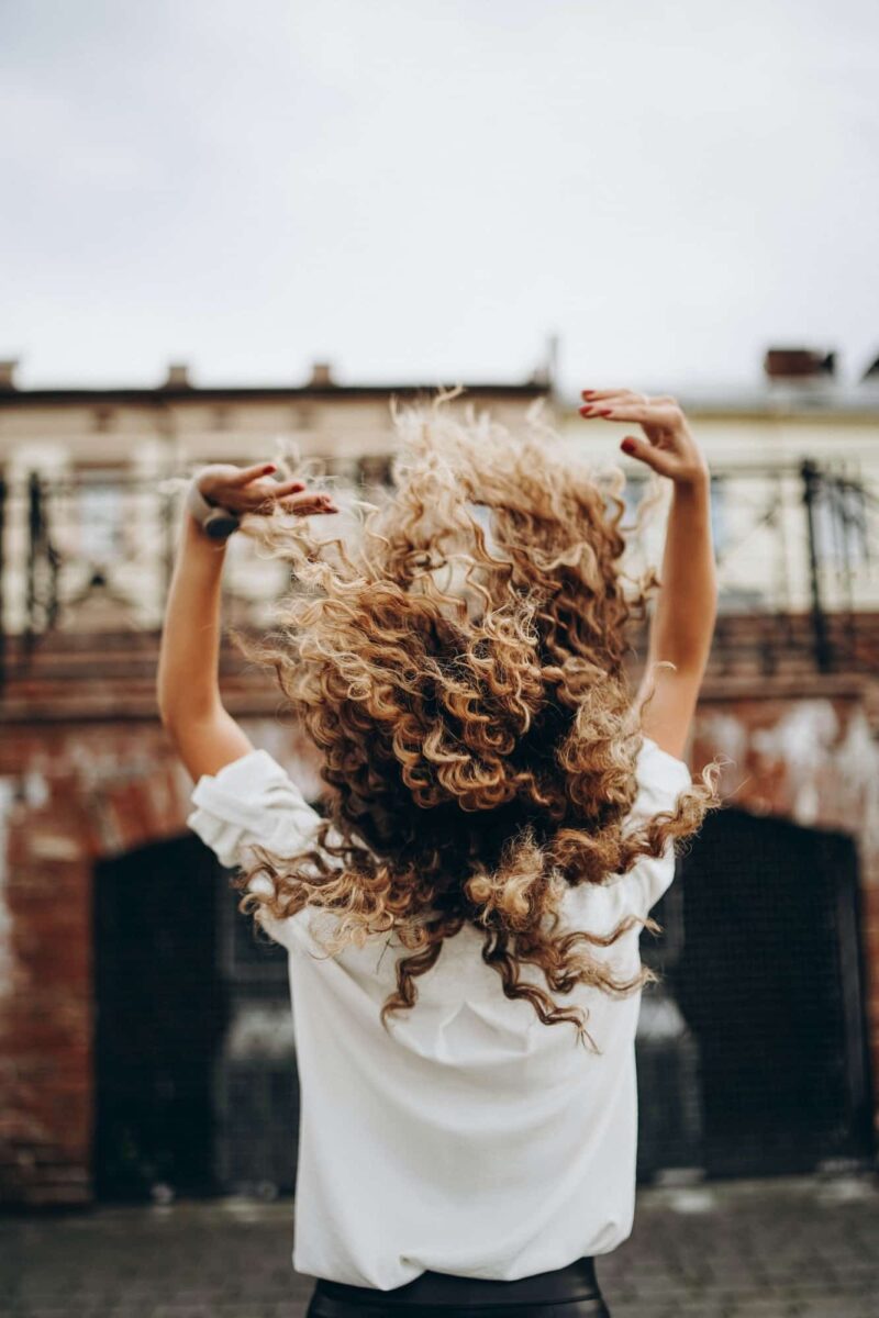 Quel type de soin cheveux s’adapte aux cheveux bouclés ?